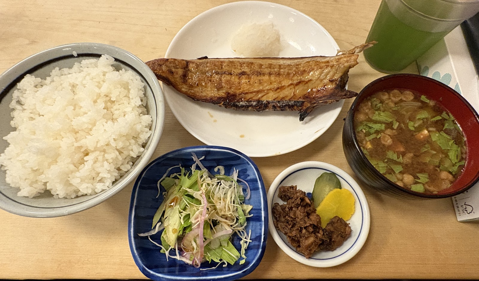 ご飯と味噌汁、サラダ、小鉢と、皿にのった焼き魚の開きと大根おろし。